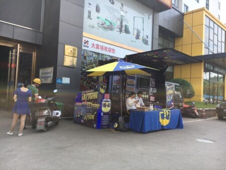 衢州实达实机电门前